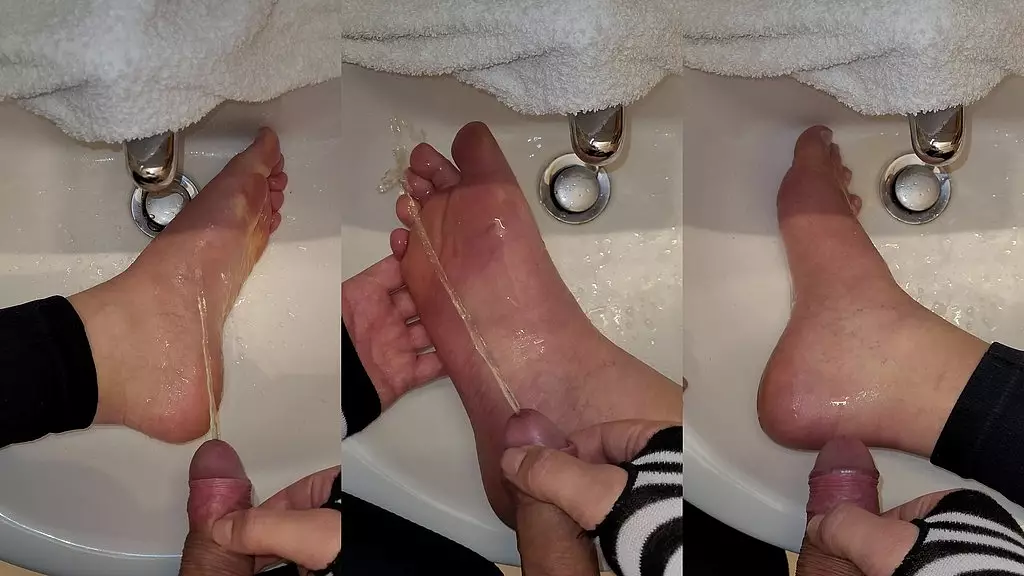 писает и кончает мне на ноги