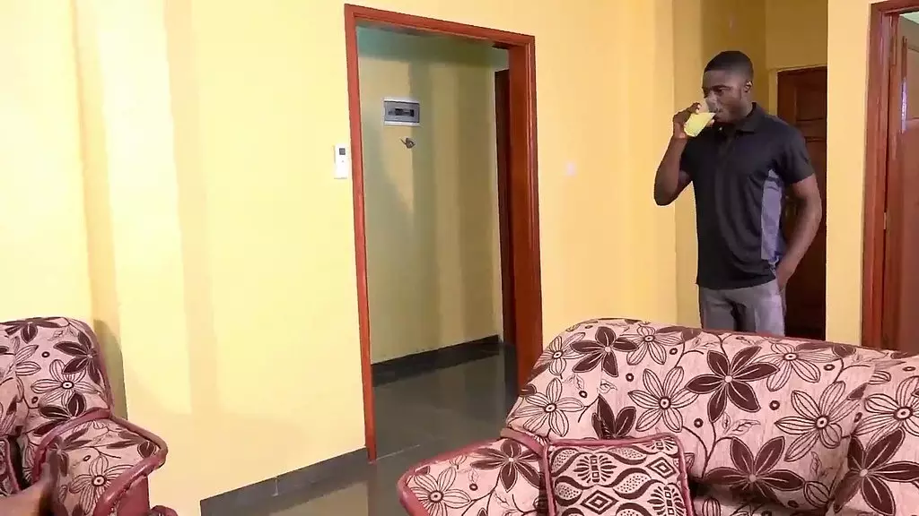 я позволяю своему боссу жестко трахать меня, и моя киска приветствует его большой черный член после работы