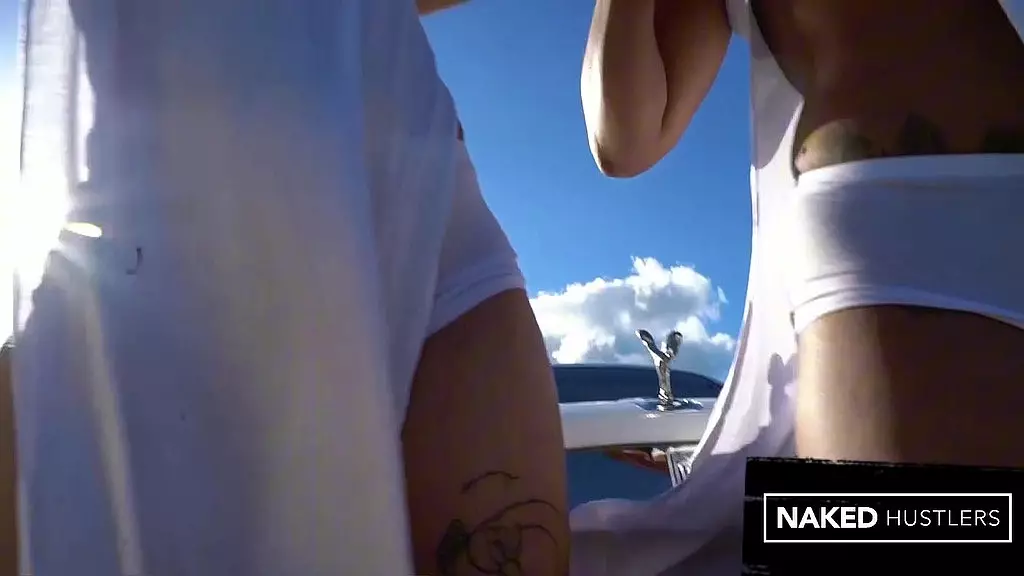 2 чёрных негодяя сосут член возле роллс-ройса в майами