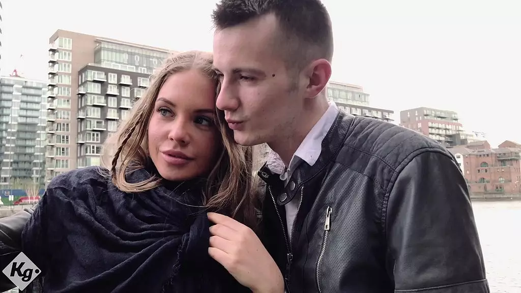 возбужденная молодая пара наслаждается страстным утренним сексом