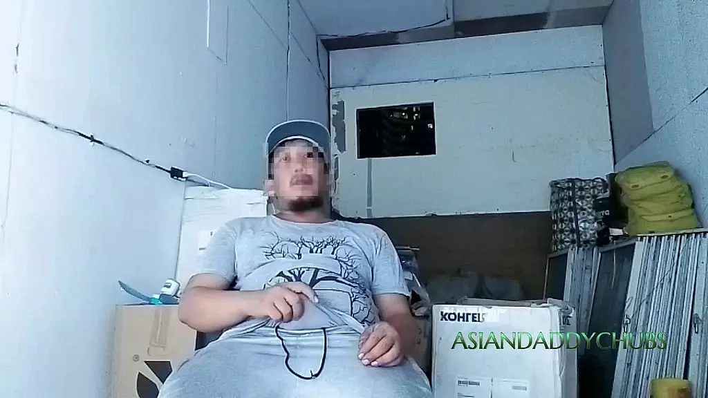 похотливый строитель дрочит свой твердый член глубоко внутри склада