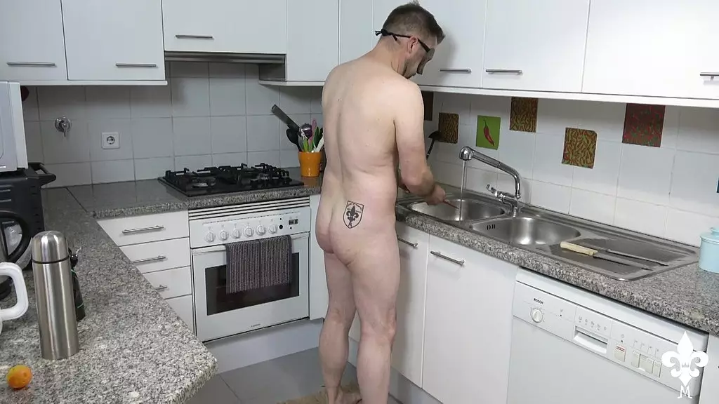 трахает раба-домохозяйку!