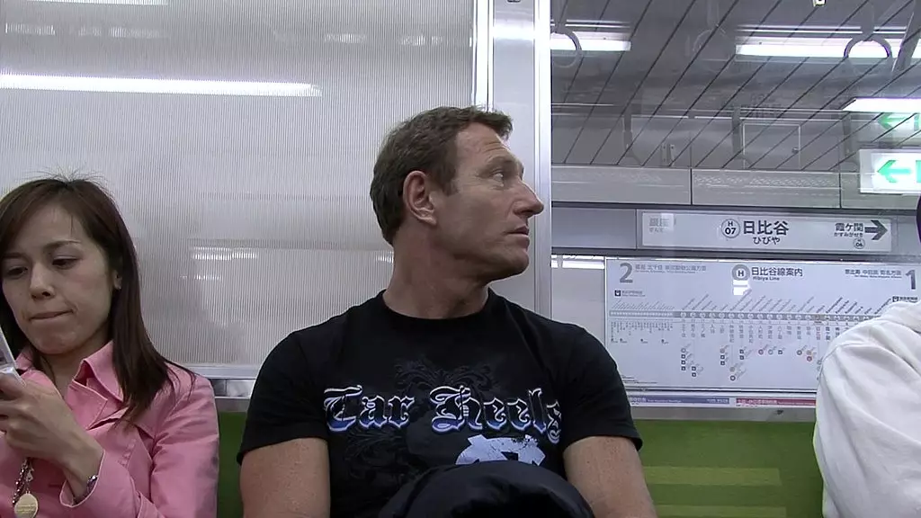 ибуки харухи ласкает свою мокрую киску, пока парень прикладывает член к ее тугой попке