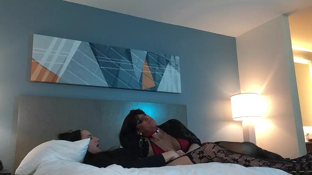 сосание огромного транс-члена