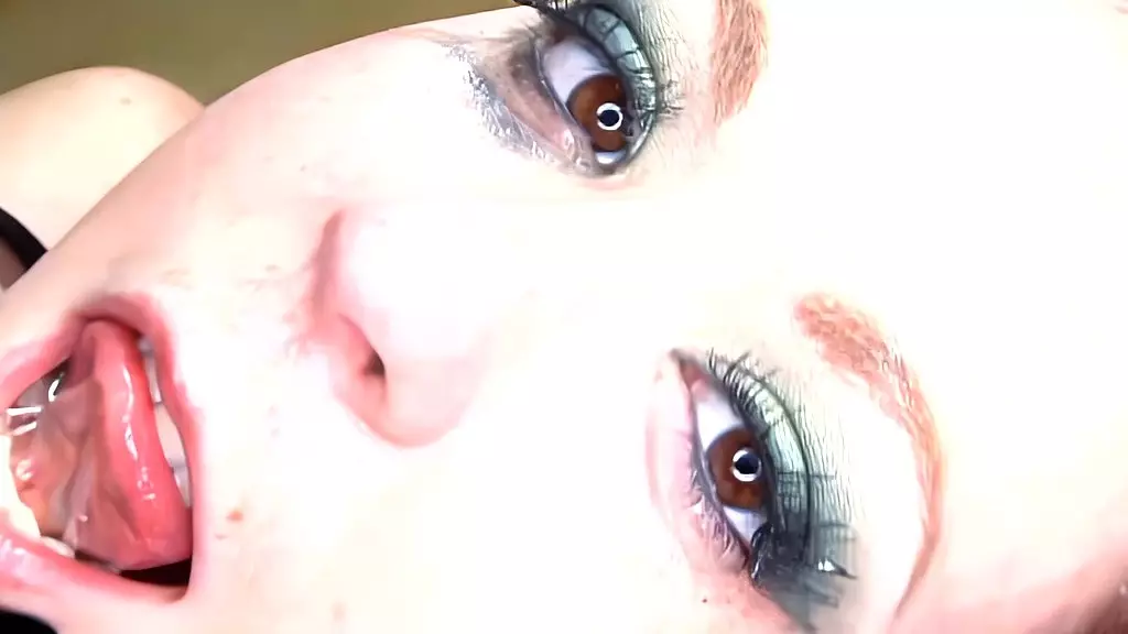 Ариэль Роуз — азиатская шлюха-подросток, которая хочет трахнуть любого, кого сможет