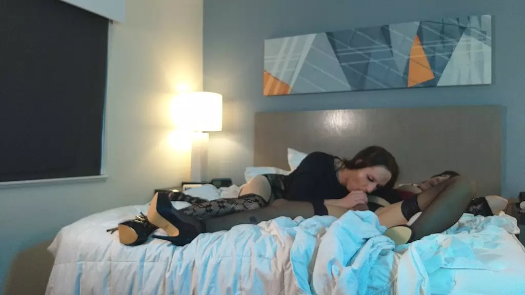 сосет гигантский член фембоя