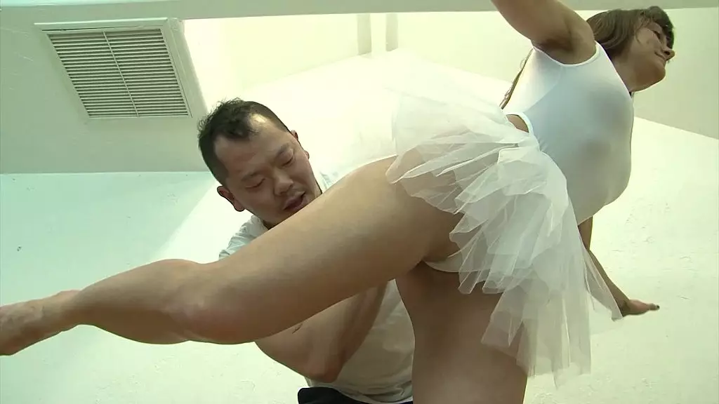 Оливия Уайлдер кусает член своего азиатского партнера по сексу, а затем скачет на нем