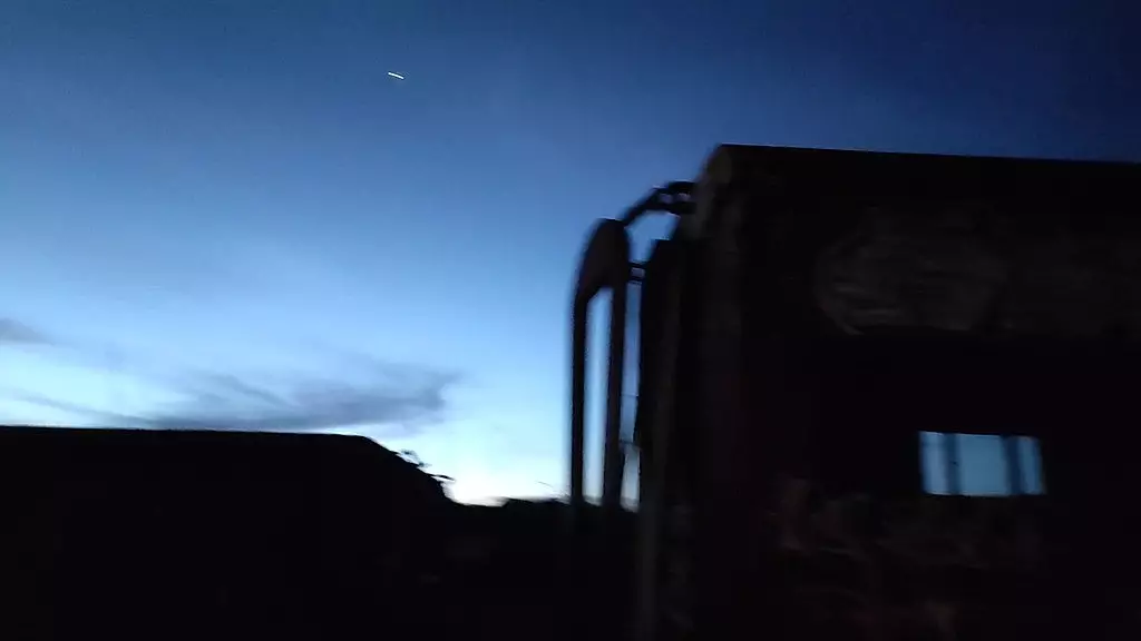 на этот раз приключение произошло ночью, когда моя задница оказалась на заброшенной железной дороге, большой член наполнил мою задницу спермой, пока она не переполнилась. Луна Оливейра и Ваньиньо