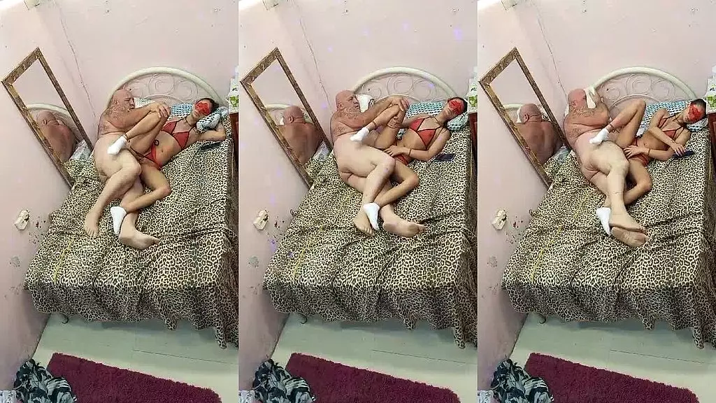 novinha tava toda meladinha louca pra dar para esse veioo grandao