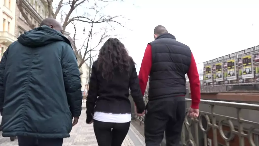 Хелен Брук принимает огромные черные члены, пока ее муж наблюдает