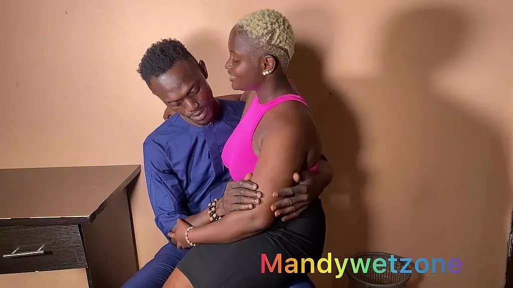 черная сексуальная девушка глубоко сосет мой BBC, пока она кончает, достигая оргазма