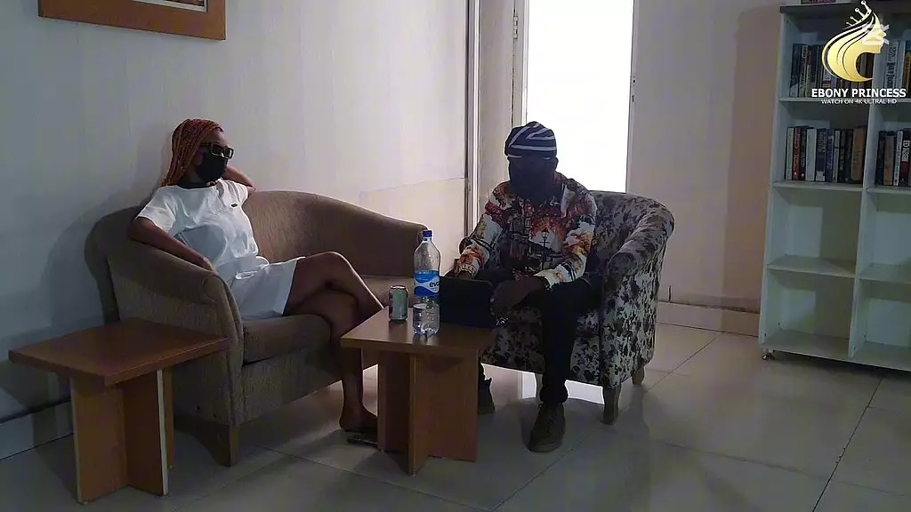 черная медсестра занимается сексом на собеседовании только из-за повышения по службе