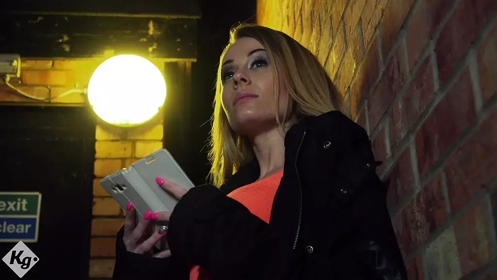 Белокурая уличная шлюха наслаждается огромным членом