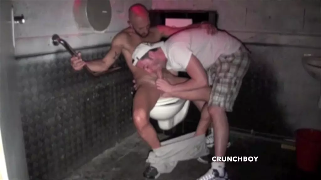 3 килиана трахает энзо в туалете