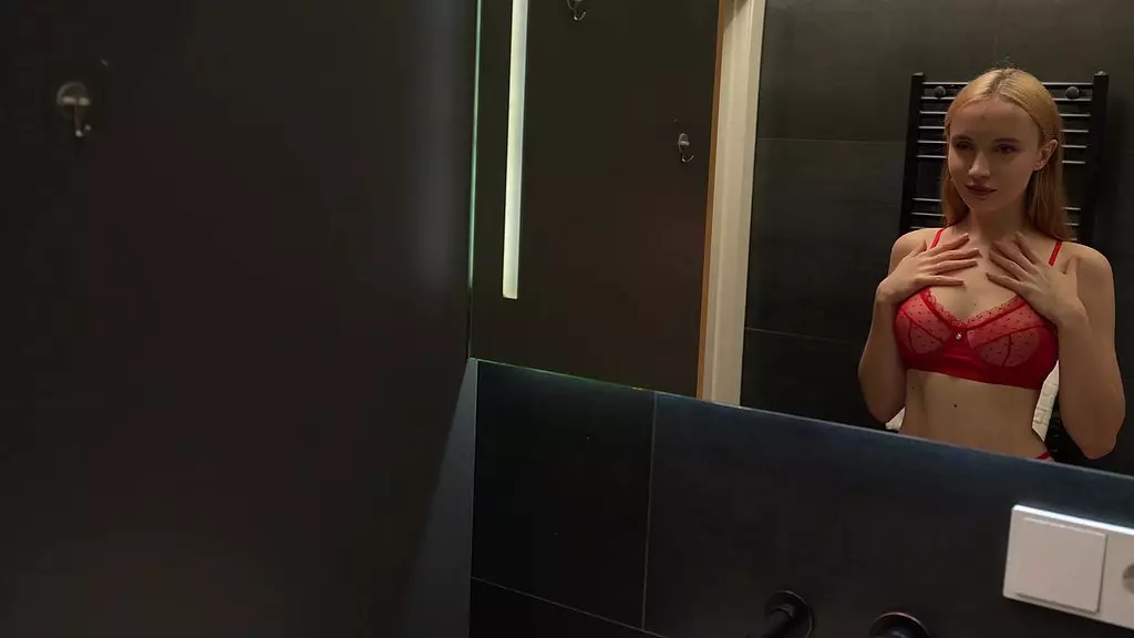 потрясающая Полли Янг пришла на кастинг, чтобы попрыгать на члене для спермы на лице