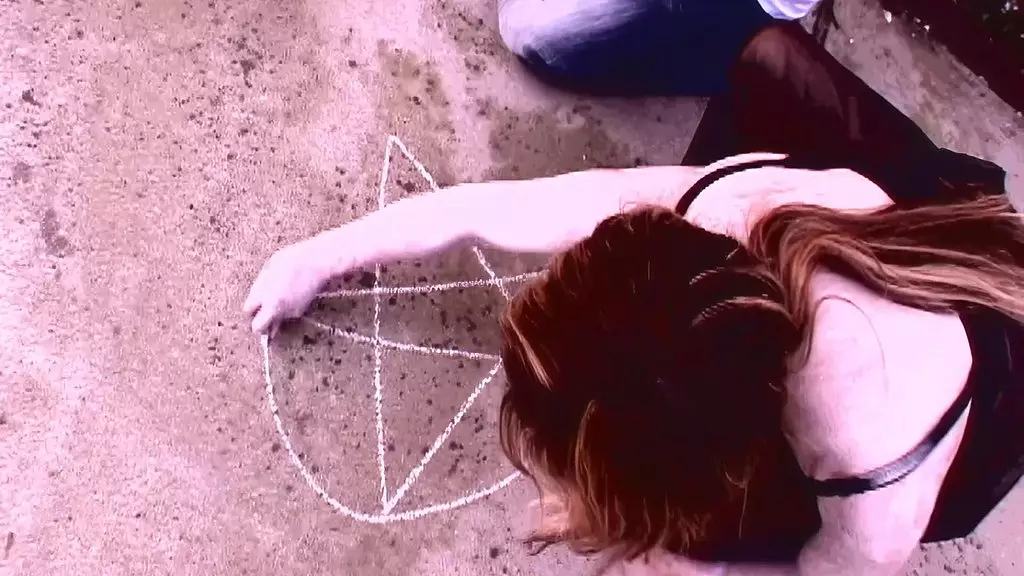 сладкая блондинка Кэт лежит у огня, когда к ней приближаются los diablos! ее сочная