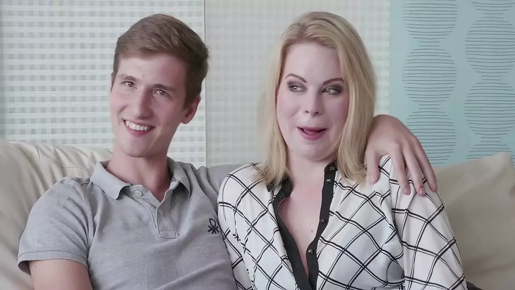 эдри берти трахает хорошо подвешенного жеребца, пока ее кроткий муж сидит, наставленный рогами