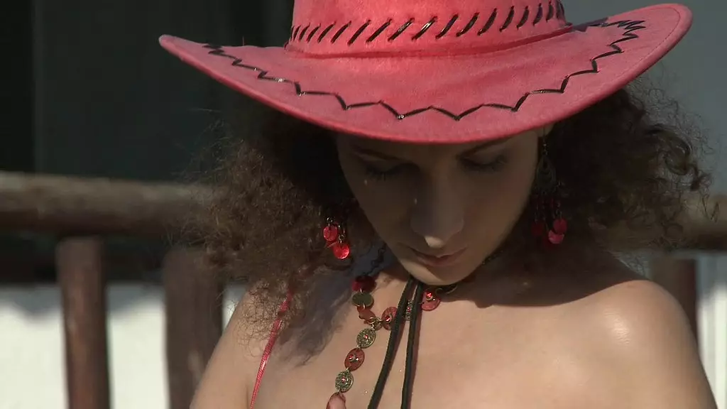 после 69, от которого ее киска капает, Шантель направляет свою киску на камеру и