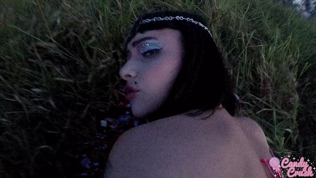 nos fodemos na floresta ate ele gozar na minha boquinha enquanto alguns caras assistiam de longe - mano nico