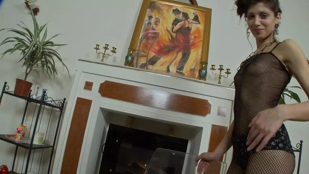 худая брюнетка-подросток Мария мастурбирует, используя стеклянный дилдо