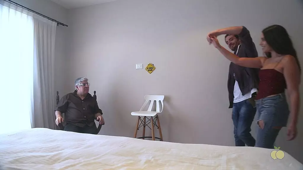 он получает большой кремпай и ест его. при участии silverstar7 и nointhomas