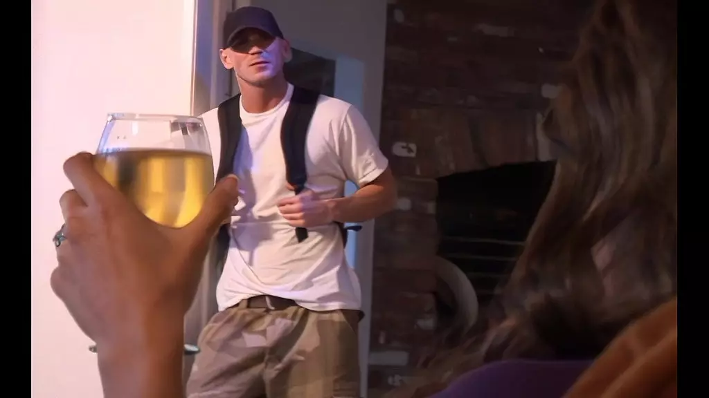 он был большим и толстым, как она и подозревала, и Джесси кончает на его член несколько раз, прежде чем