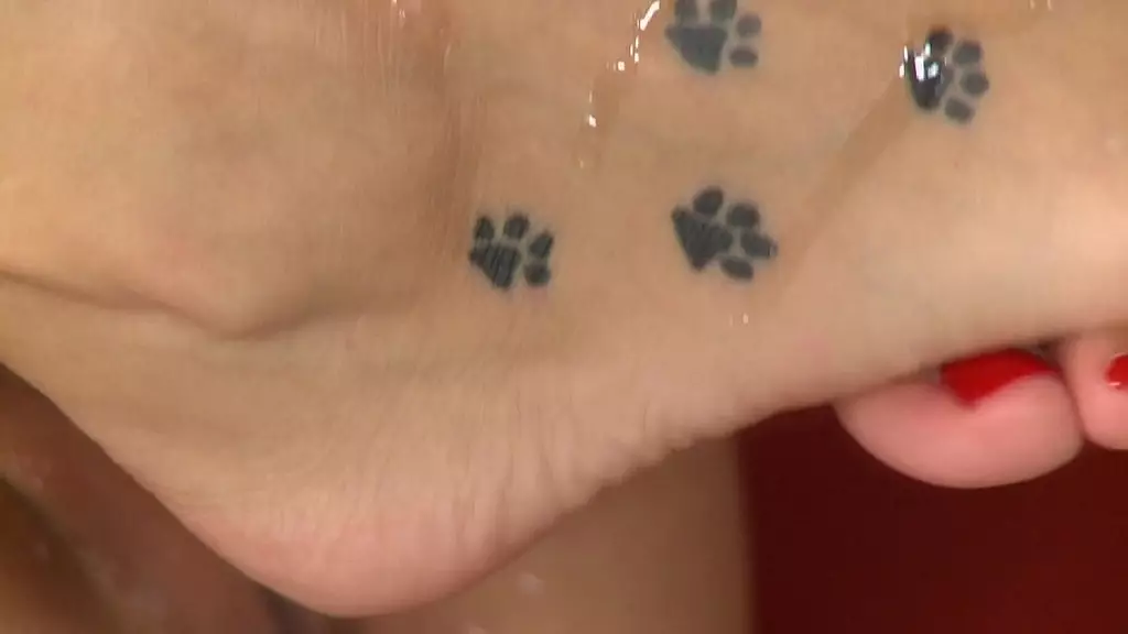 синди хоуп получает от своего мужчины облизывание пальцев ног перед сексом