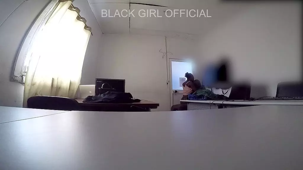 я установил скрытую камеру без его ведома (полное видео)