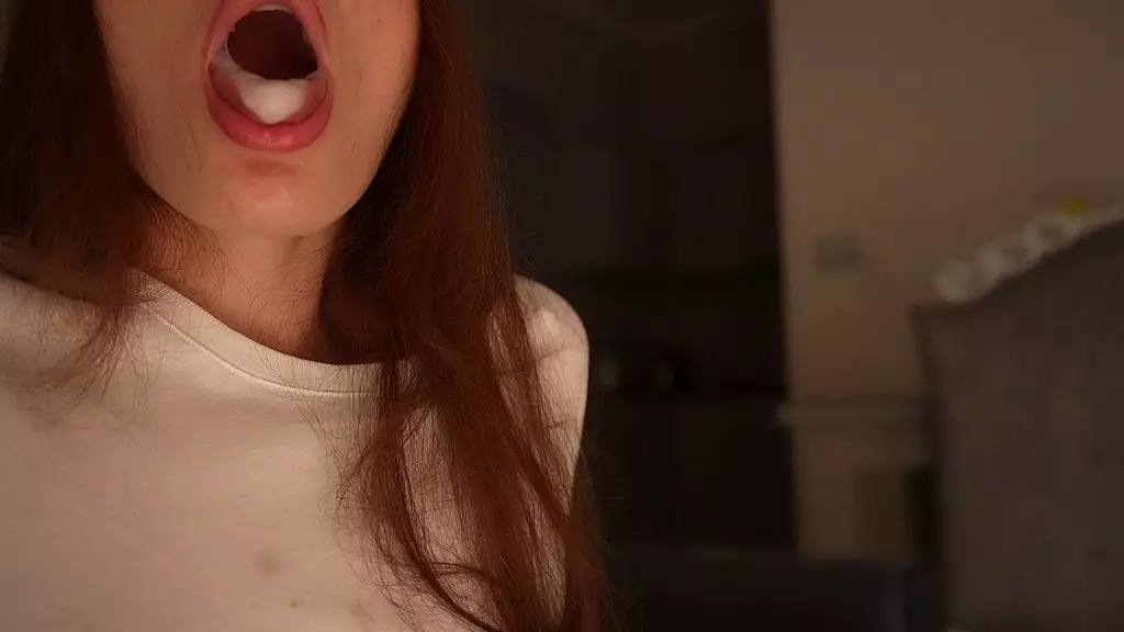 Соседка снова ворвалась в мой дом ради моей спермы (видео с лицом)