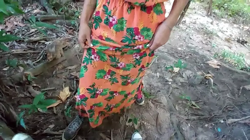 a safada pediu porra no meio do matato