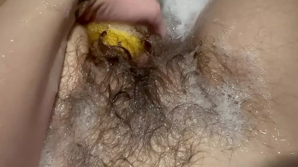 Горячая ванна с самым горячим волосатым кустом