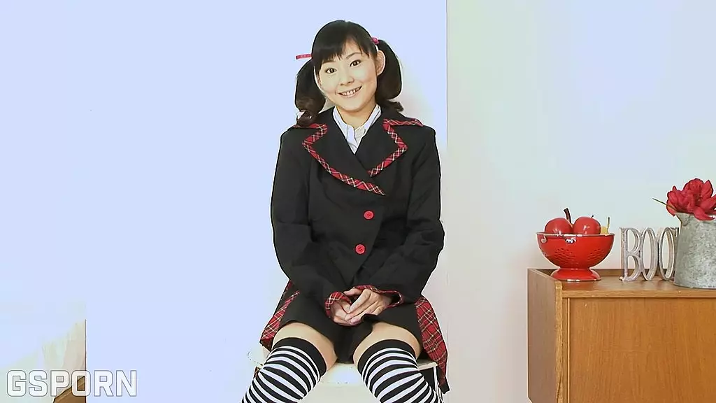 18-летняя японская студентка трахается в жарком jav-тройничке с кремпаем