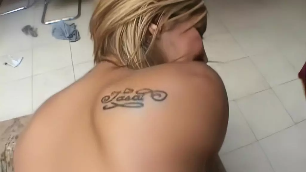 Исида Лав наполняет свою киску сливками