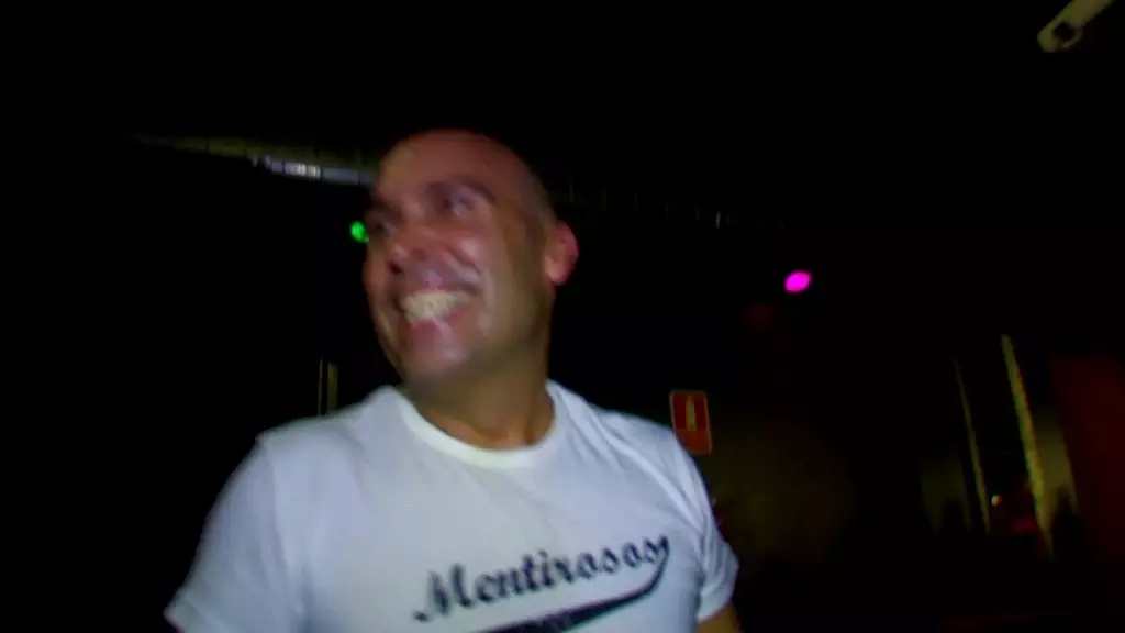 брюнетка с большими сиськами любит, когда ее трахают в задницу, и пьет горячую липкую сперму