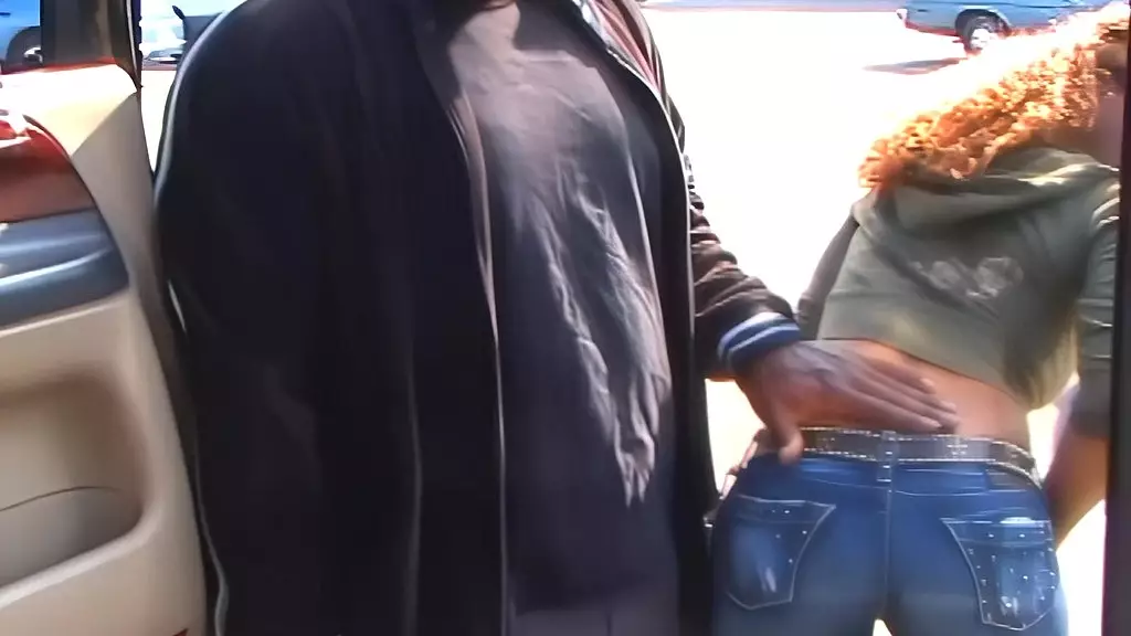 loona luxx — похотливая босоногая девушка