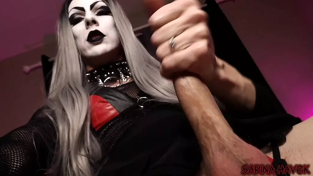 традиционная готическая ts заставляет тебя лизать ее сапоги и умолять ее член