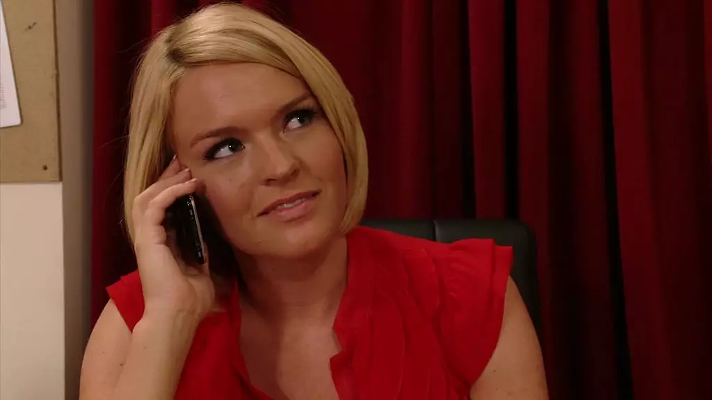 блондинка с большими сиськами krissy lynn трахается и получает сперму на лицо от большого члена