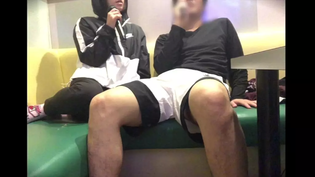 【カラオケ内で...】マネージャーとプライベートで遊んでカラオケの中でお互いいいムードになってその場でえっちしてしまいました。