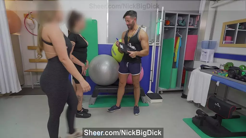 очень горячий секс в спортзале, личный тренер стоит в спортзале с этими драгоценными сестрами