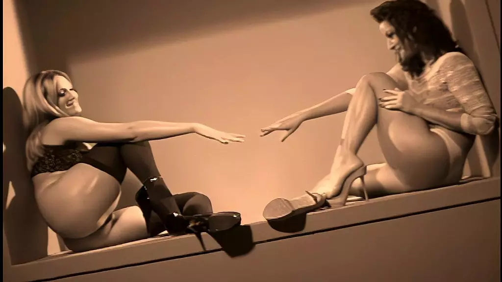 Лола делит большой член и глотает сперму с Лорен