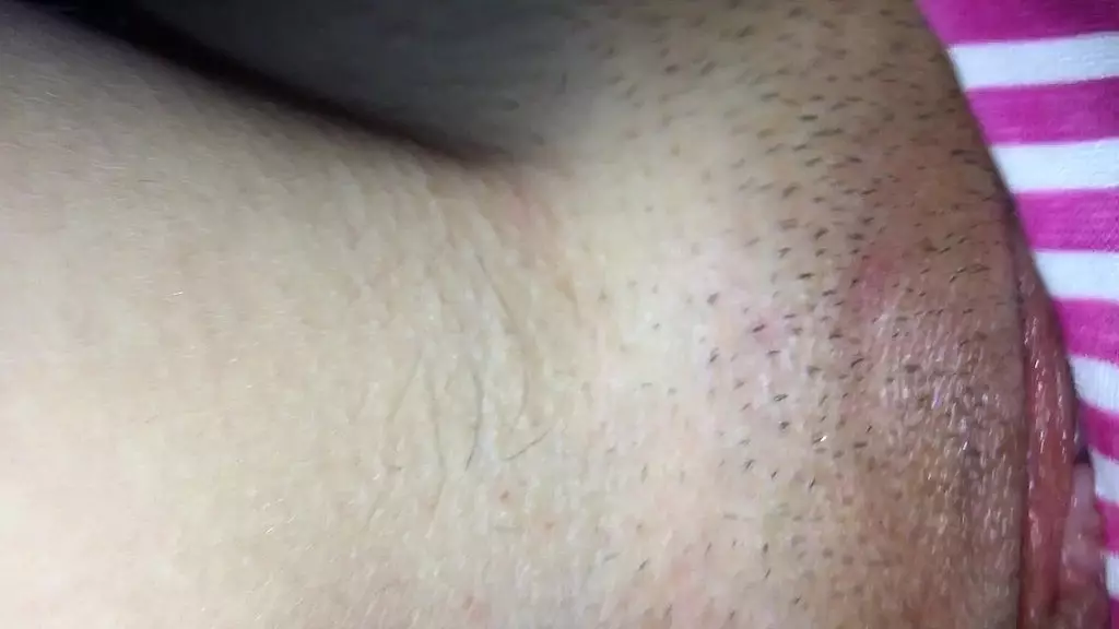 девственница мастурбирует свою киску дезодорантом, не вводя его полностью внутрь