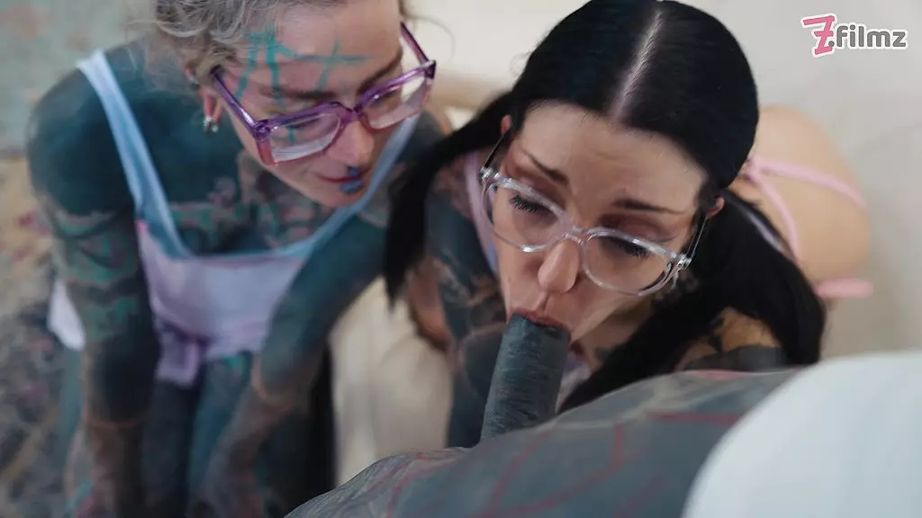 альтернативная татуировка, анальный секс втроем с зиянием, фистингом, давлением члена и спермой на очки