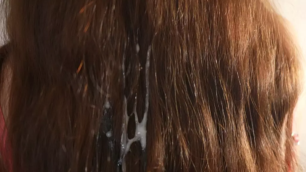 кончил на волосы моей сводной сестры, когда я помогал ей причесываться своим членом (видео с лицом)