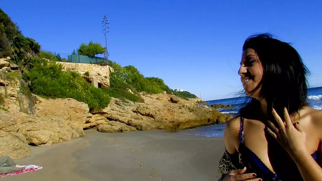 Кристина Агава принимает длинный черный член