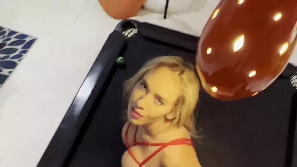 секс на бильярдном столе. он начинает сосать мою киску и ставит меня на стол раком