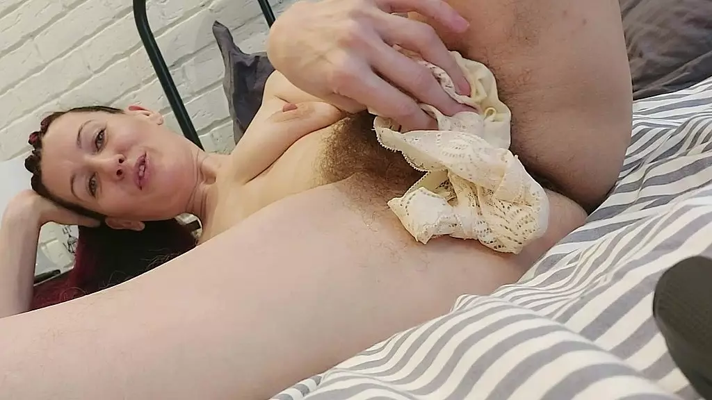 горячая брюнетка зрелая любит развлекаться перед сном