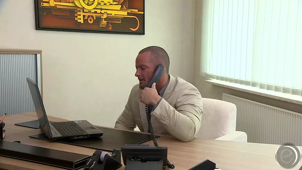 джули хантер пробует это на гражданских работах - к сожалению, в этой компании ее прошлая жизнь известна - так что она продвигается по карьерной лестнице?