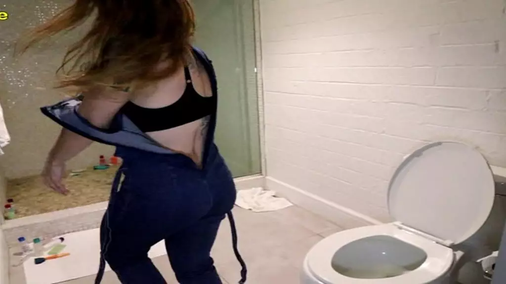 новенькая Мисти Рейн едва добирается до туалета