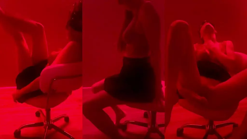 Сексуальная девушка в красной комнате