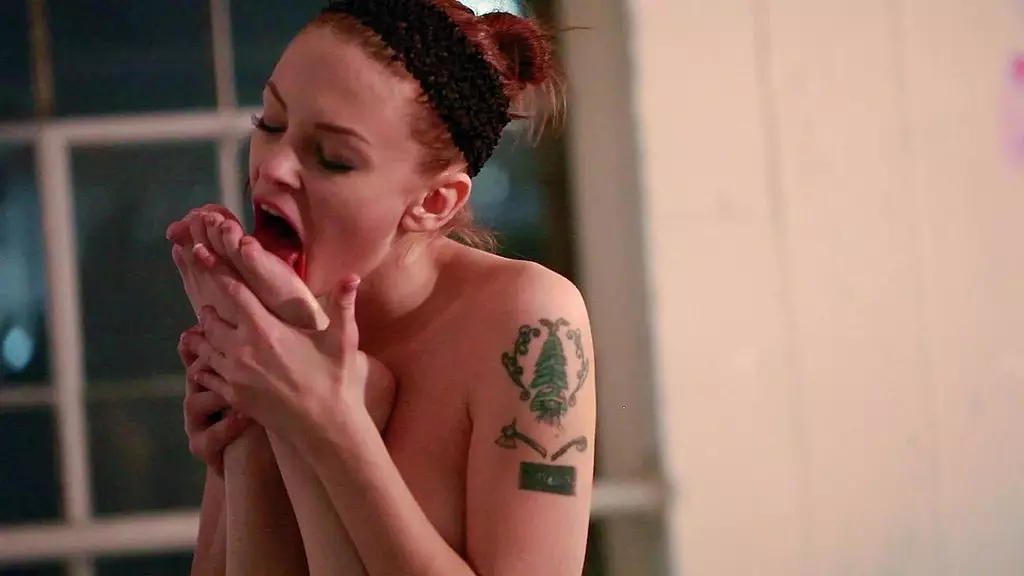 бри дэниелс и дженна дж. росс кладут одеяло на пол и занимаются этим